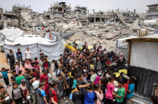 Palestinos fazem fila com panelas para receber refeições de caridade na Faixa de Gaza