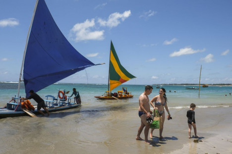 Passeios de jangada para visitar recifes de corais na praia de Porto de Galinha, Pernambuco