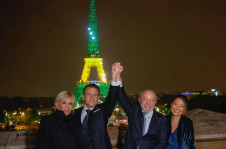 Lula e Macron com Janja e Brigitte: ao fundo, a Torre Eiffel vestida de verde e amarelo