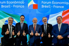 Presidente Lula com equipe e empres&aacute;rios durante sess&atilde;o de encerramento do F&oacute;rum Empresarial Brasil &ndash; Fran&ccedil;a, em Paris