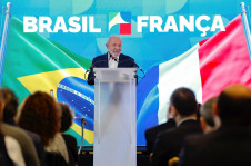 Lula falou com jornalistas durante sua visita à França