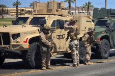 Fuzileiros navais enquanto se preparam para partir para Los Angeles