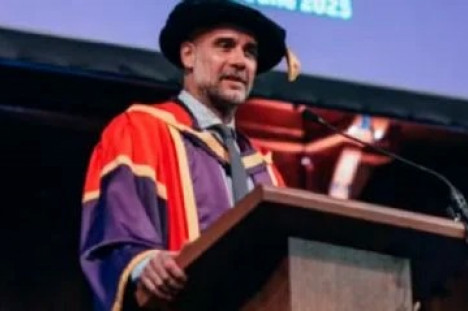 Guardiola foi homenageado pela Universidade de Manchester