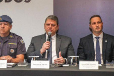 Tarcísio entre o comandante da PM/SP e o Secretário de Segurança