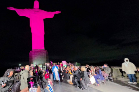 O Cristo Redentor com ilumina&ccedil;&atilde;o pink para o desfile de Alessa Migani