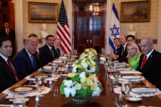 Os dois líderes, com seus principais assessores, participaram de um jantar privado na Sala Azul da Casa Branca, em vez de conversas mais tradicionais no Salão Oval, onde o presidente geralmente cumprimenta dignitários visitantes