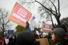 Manifestantes se reúnem em um protesto organizado pedindo à liderança de Harvard que resista à interferência do governo Trump na universidade