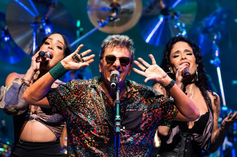 Evandro Mesquita com as 'backing vocals' Andréa Coutinho e Nicole Cyrne