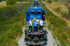 Presidente Lula (de camisa azul) durante o ato por ocasi&atilde;o da visita &agrave; Ferrovia Transnordestina, no bairro Quimami. Na foto (da esquerda para a direita): governador do Cear&aacute;, Elmano de Freitas, o ministro-chefe da Casa Civil, Rui Costa, e o ministro da Educa&ccedil;&atilde;o, Camilo Santana