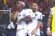 Cuiabano comemora seu gol com Vitinho