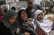  Mulheres choram morte de entes queridos em ataque israelense a Gaza