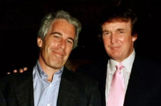 Epstein ao lado de Trump: morte na prisão não foi suicídio, mas assassinato, disseram investigadores
