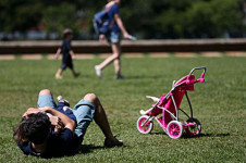 Crian&ccedil;a brinca com o pai no parque