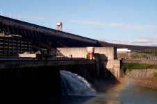Vista externa com comportas da usina Itaipu Binacional