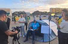 O deputado Helio Lopes (PL-RJ), o 'Hélio negão' (de azul), acampa na frente do STF em protesto a decisões do ministro Alexandre de Moraes