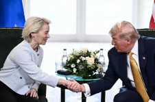 Ursula von der Leyen e Donald Trump se cumprimentam na Escócia (arquivo)