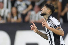 O zagueiro Alexander Barbosa desarmou o adversário quase na grande área do Botafogo, cruzou o campo trocando passes e cabeceou a bola no gol do Bragantino com indiscutível beleza plástica. Um gol de almanaque