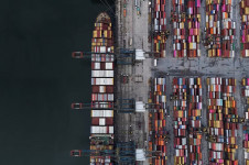 Uma visão de drone mostra um navio e contêineres no Porto de Santos, em Santos, Brasil