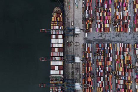 Uma visão de drone mostra um navio e contêineres no Porto de Santos, em Santos, Brasil