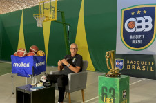 O técnico da seleção brasileira de basquete masculina, Aleksandar Petrovic, concede entrevista na sede da CBB