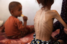       CaptioMariam Dawwas, uma menina palestina desnutrida de nove anos, está sentada no chão com a mãe no bairro de Rimal, na Cidade de Gaza, em 2 de agosto de 2025. A Organização Mundial da Saúde alertou em 27 de julho que a desnutrição está atingindo 'níveis alarmantes' em Gazan