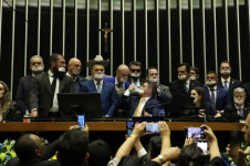 Bolsonaristas, com as bocas cerradas, ocuparam a mesa do Senado