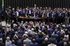 Após horas de balbúrdia promovida pelos deputados do PL (não confundir com "oposição"), Hugo Motta, enfim, sentou-se em sua cadeira na mesa diretora