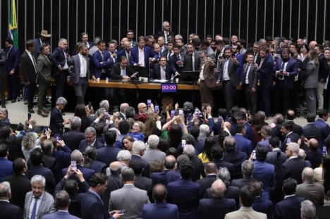 Após horas de balbúrdia promovida pelos deputados do PL (não confundir com "oposição"), Hugo Motta, enfim, sentou-se em sua cadeira na mesa diretora