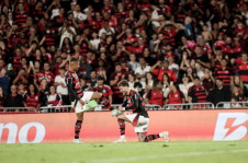 Leo Pereira 'engraxa a chuteira' de Samuel Lino pelo belo passe que recebeu para fazer seu gol