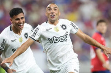 Improvisado na zaga, Mar&ccedil;al (&agrave; frente) fez dois gols e foi escolhido o melhor da partida; David Ricardo tamb&eacute;m deixou o seu