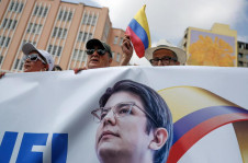 Manifestantes carregam bandeira com foto de Miguel Uribe
