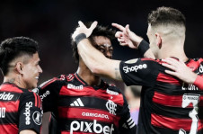 Bruno Henrique é festejado pelos colegas após o importante gol