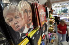 Foto de Trump e Putin ilustra cartaz em loja de Moscou. Líderes vão se encontra no Alasca