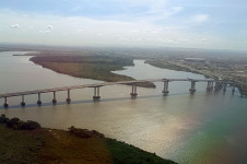 Ponte sobre o rio Gua&iacute;ba, em Porto Alegre