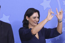 Michelle: do amealhar de moedas do lago de carpas do Alvorada a dois milh&otilde;es na conta, um grande avan&ccedil;o