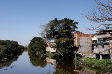Rio Faria-Timb&oacute;, na comunidade de Manguinhos, zona norte do Rio. Esgoto a c&eacute;u aberto