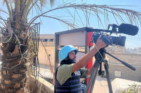 Cinegrafista palestino Hussam al-Masri, morto em ataque israelense, durante trabalho no hospital Nasser, em Khan Younis, sul de Gaza