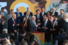 Presidente Lula com ministros e convidados na cerim&ocirc;nia de assinatura do decreto de implanta&ccedil;&atilde;o da TV 3.0, no Pal&aacute;cio do Planalto