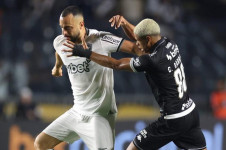 Artur Cabral do Botafogo (marcado por Cauan) fez um belo gol de cabeça do alvinegro
