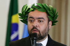 Claudio Castro, o tatibitati, quer se candidatar a imperador de Roma, ou, quem sabe, a papa