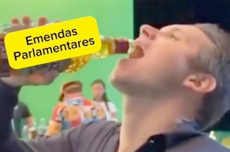 O presidente da Câmara, Hugo Motta, em meme nas redes sociais. A cena da bebeção de uísque no gargalo é verdadeira