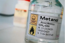 Metanol é uma substância líquida, inflamável e incolor. É amplamente utilizado como solvente, na fabricação de combustíveis, plásticos, tintas e medicamentos