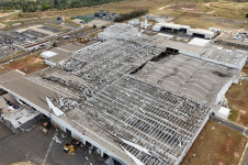Imagem feita por drone da f&aacute;brica da Toyota, em Porto Feliz, S&atilde;o Paulo, atingida por vendaval
