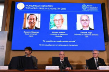 (Da esquerda para a direita) Heiner Linke, presidente do Comitê Nobel de Química, Hans Ellegren, secretário-geral da Real Academia Sueca de Ciências, e Olof Ramstroem, membro do Comitê Nobel de Química, discursam em uma coletiva de imprensa para anunciar os vencedores do Prêmio Nobel de Química de 2025 na Real Academia Sueca de Ciências, em Estocolmo, Suécia. Susumu Kitagawa (Japão), Richard Robson, nascido no Reino Unido, e Omar M. Yaghi (EUA-Jordânia) venceram 