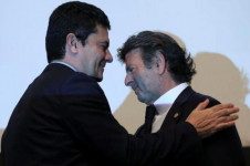 Moro abraça Fux em evento no DF