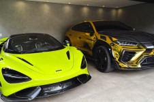 Autom&oacute;veis importados apreendidos na casa do influenciador Buzeira, que tamb&eacute;m foi preso