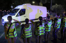 Veículos com corpos de reféns restituídos pelo Hamas chegam em Tel Aviv