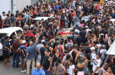 Dezenas de corpos foram levados por moradores para a Praça São Lucas, na Penha, zona norte do Rio de Janeiro