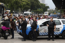 POPULAÇÃO NA LINHA DE TIRO - Moradores que saíram do trabalho mais cedo dividem o ponto de ônibus com policiais armados
