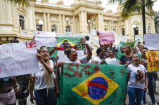 Cariocas protestam, na porta do Pal&aacute;cio Guanabara, sede do governo estadual, contra a opera&ccedil;&atilde;o policial que matou mais de 100 pessoas no Complexo da Penha